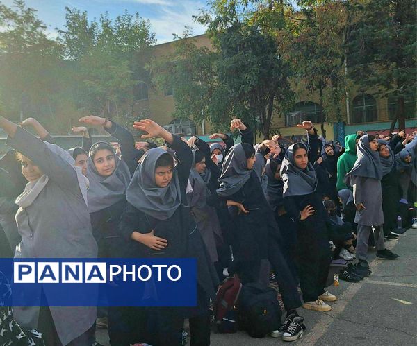 مسابقات ورزشی و اهدای جوایز به ورزشکاران مدال آور در دبیرستان شهید بابایی