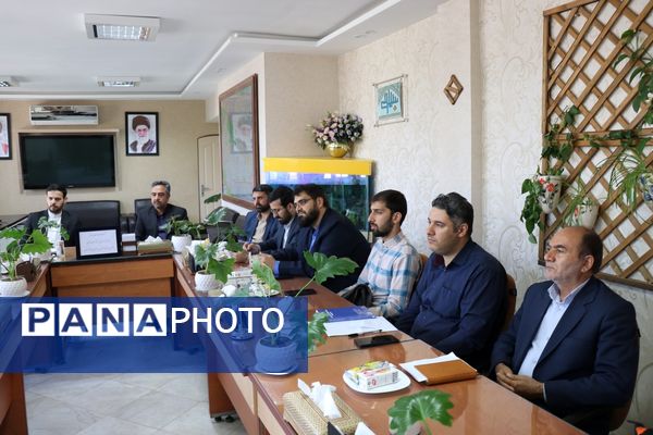 نشست هم‌اندیشی معاونت پرورشی و فرهنگی اداره‌کل آموزش و پرورش با ناحیه 4 مشهد
