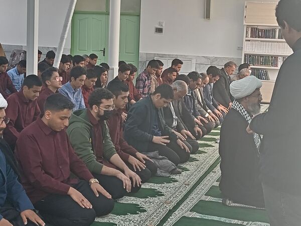 اقامه نماز جماعت به امامت امام جمعه کاشمر در دبیرستان نمونه آیت الله خامنه‌ای 