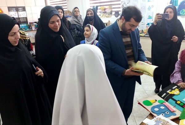 نمایشگاه دست‌سازه‌ها و فعالیت‌های پژوهشی در دبستان آسیه شهرستان ملارد