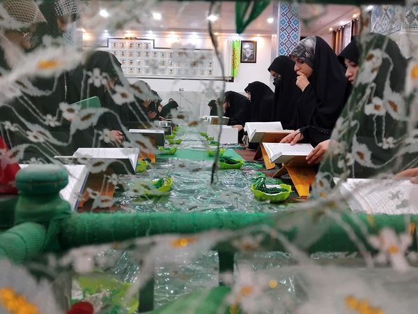جزء خوانی‌ و ضیافت‌افطاری در‌ مدرسه حضرت خدیجه(س) شهر‌ وردنجان