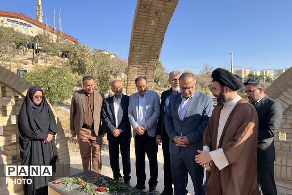گلباران مزار شهدای فیروزکوه هم‌زمان با آغاز هفته دولت؛ تجدید میثاق مسئولان با آرمان‌های شهدا