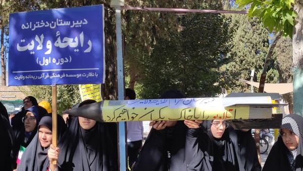 حضور پرشور نوجوانان و خانواده‌ها در سیزده آبان تجدید پیمان با انقلاب