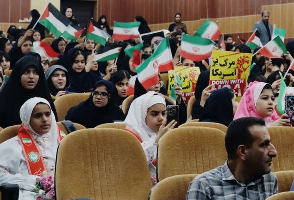 تجمع دانش‌آموزان آموزشگاه‌های شمال غرب شیراز در روز دانش‌آموز