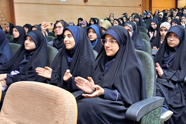 تقدیر از چهره های روشن در محفل ایمان 