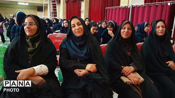 جشن ستارگان و تجلیل از شاگردان برتر آموزشی و فرهنگی دبیرستان شاهد بحرینیان ناحیه۴ 
