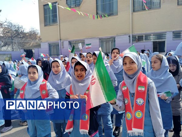 حال و هوای جشن ۲۲ بهمن در دبستان بهاردانش