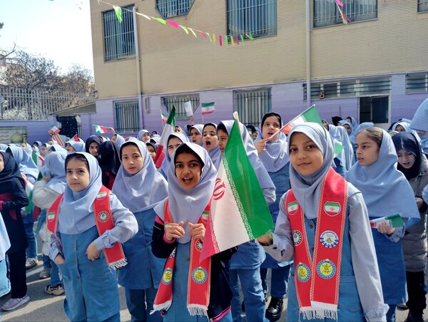 حال و هوای جشن ۲۲ بهمن در دبستان بهاردانش