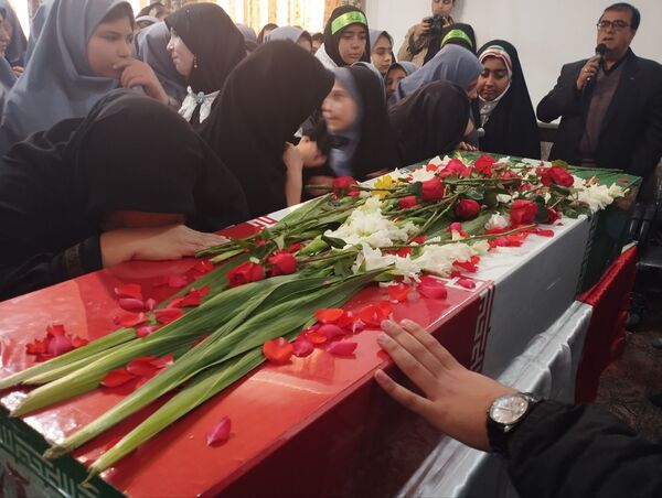 آخرین وداع دانش‌آموزان تبریزی با شهدای گمنام 