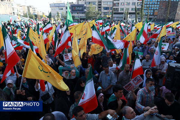 تجمع مردمی بشارت فتح در میدان انقلاب