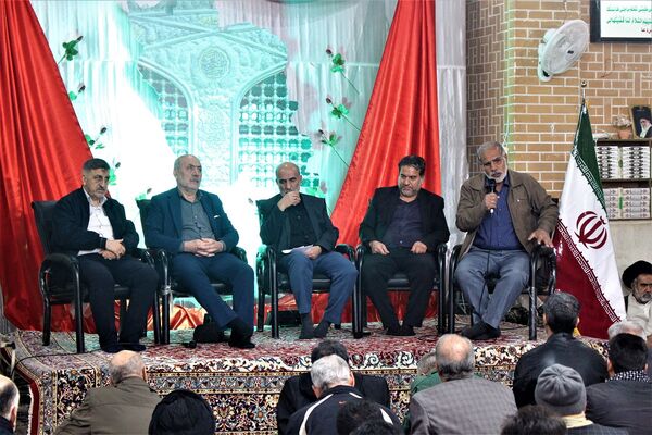 استقبال نوجوانان از غرفه‌های یادواره شهدای مسجد جامع قم