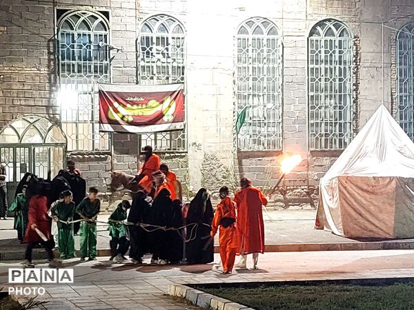 شمع ها هم‌نوا با خیمه‌ها در شامِ غریبان