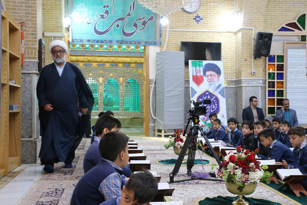 محفل دانش‌آموزی انس با قرآن در آستان مقدس چهل اختران قم