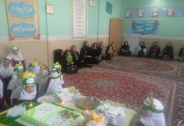 شیرین‌تر شدن کتاب قرآن کلاس اولی‌ها با برگزاری جشن باشکوه قرآن در دبستان تکتم