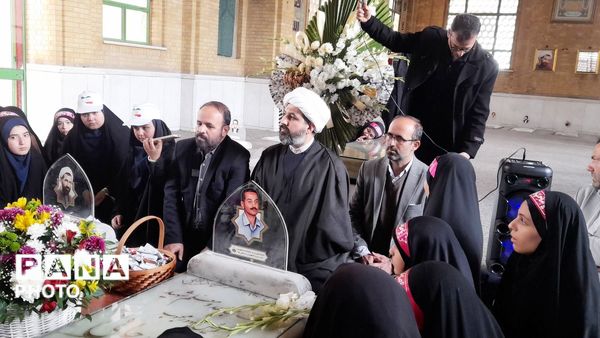 اجرای همگانی سرود «ایرانمون» توسط دانش‌آموزان البرزی در حرم امام خمینی (ره) و بهشت زهرا (س)