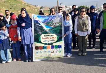کوهپیمایی خانواده‌های ادارات به مناسبت هفته سلامت برگزار شد