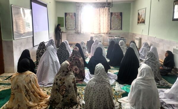 جلسه جهاد اسلامی حجاب و عفاف دختران در دبیرستان حاج مهدی روحانی شهرستان خلیل آباد 