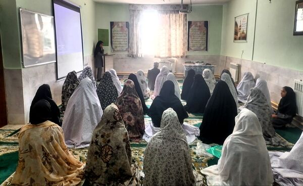 جلسه جهاد اسلامی حجاب و عفاف دختران در دبیرستان حاج مهدی روحانی شهرستان خلیل آباد 