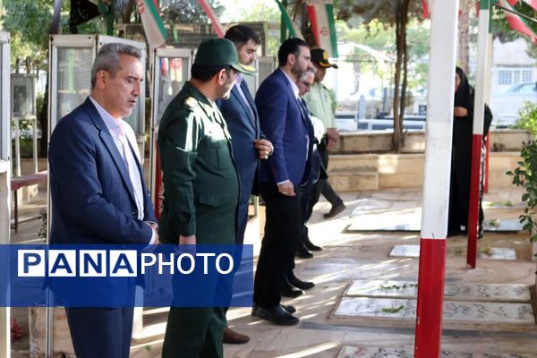  حال و هوای خاص گلباران مزار شهدا در گلزار شهدای شهرستان محلات