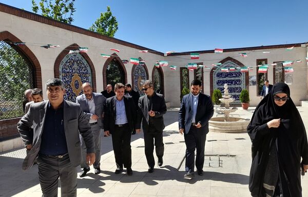 تجدید میثاق سرپرست آموزش وپرورش منطقه پردیس با شهدای گمنام