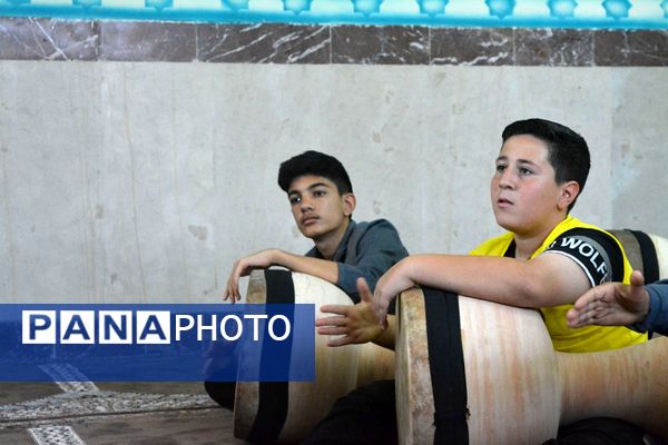 آموزش ضرب زورخانه‌ای در دبستان رازی ناحیه دو بهارستان