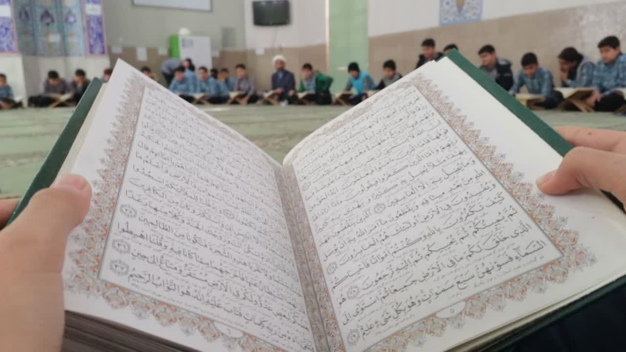 محفل قرآنی  در دبیرستان دوره اول پسرانه سیدالشهدا(ع)