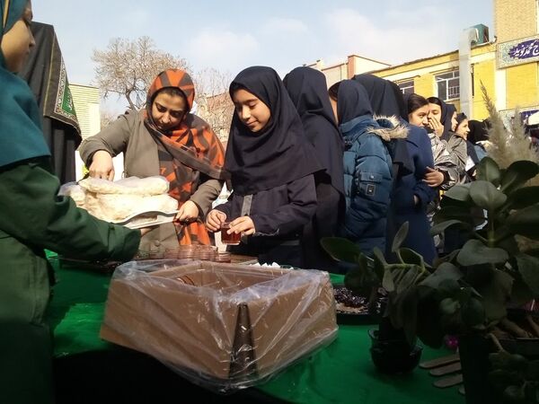 برپایی موکب شهادت حضرت فاطمه(س) در دبیرستان دخترانه نوید ناحیه ۵ مشهد