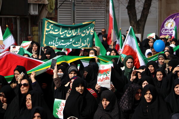 شکوه همبستگی مردم آباده در راهپیمایی ۲۲ بهمن