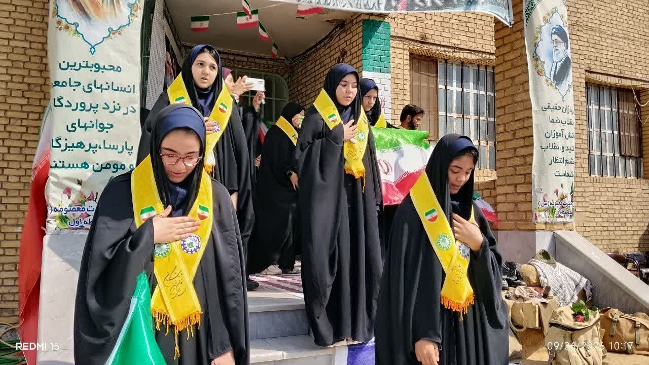 اهتزاز پرچم در مدرسه حضرت معصومه(س) شهر جعفریه 