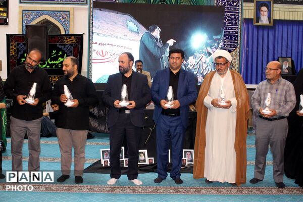 نظرآباد میزبان آیین بزرگداشت رهبر شهید با حضور مسئولان و دانش‌آموزان