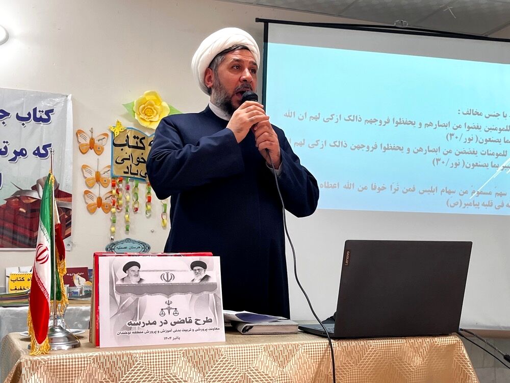 دومین نشست «قاضی در مدرسه» با حضور رئیس دادگستری درگز در هنرستان نوید