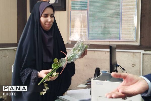 شاخه ای گل؛ هزاران قدردانی