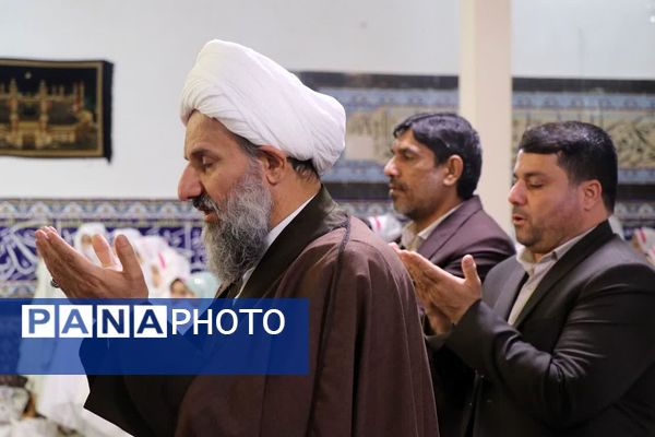 اقامه نماز در مدرسه شهیدان ایرلو قرچک