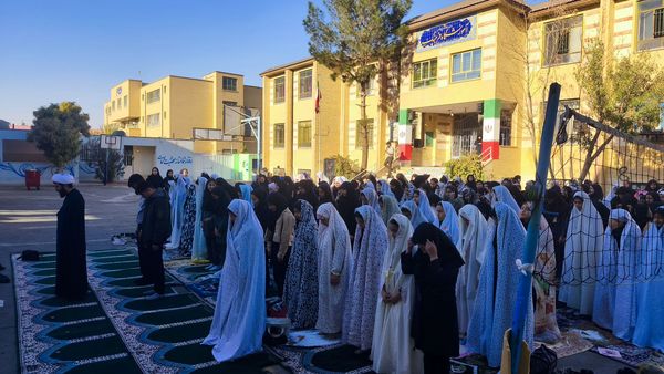 نماز جماعت باران در آموزشگاه شهید فتحی‌پور ناحیه یک شهرستان بهارستان