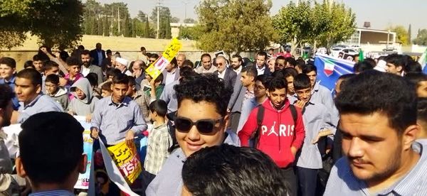 حضور نسل فهمیده ها در راهپیمایی 13 آبان 