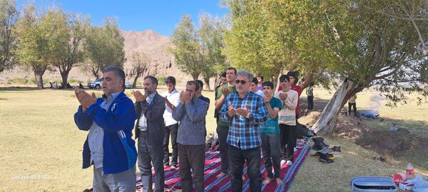 قابی صمیمی از مهرورزی و همکاری دانش‌آموزان در دل طبیعت آیواز 