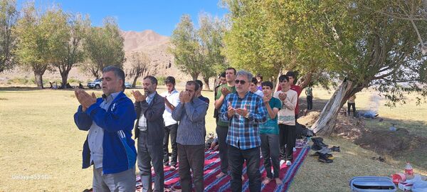 قابی صمیمی از مهرورزی و همکاری دانش‌آموزان در دل طبیعت آیواز 