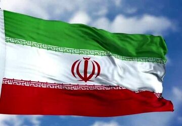  ادای احترام دانش‌آموزان دبستان کوثر نسبت به پرچم ایران