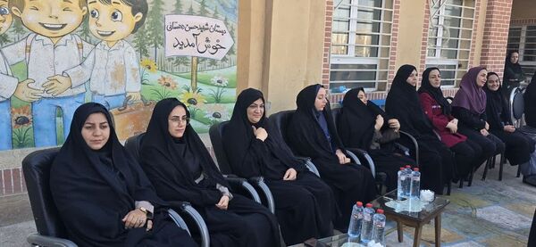 مراسم نمادین نواختن زنگ پدافند غیرعامل در دبستان شهید دهستانی بافق