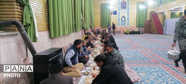 ضیافت افطاری و اقامه نماز جماعت در روز چهارم ماه مبارک رمضان در حسینیه شهر بار نیشابور 