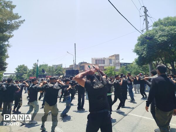 خیابان امام در روز تاسوعای حسینی حال و هوای دیگری میدهد 