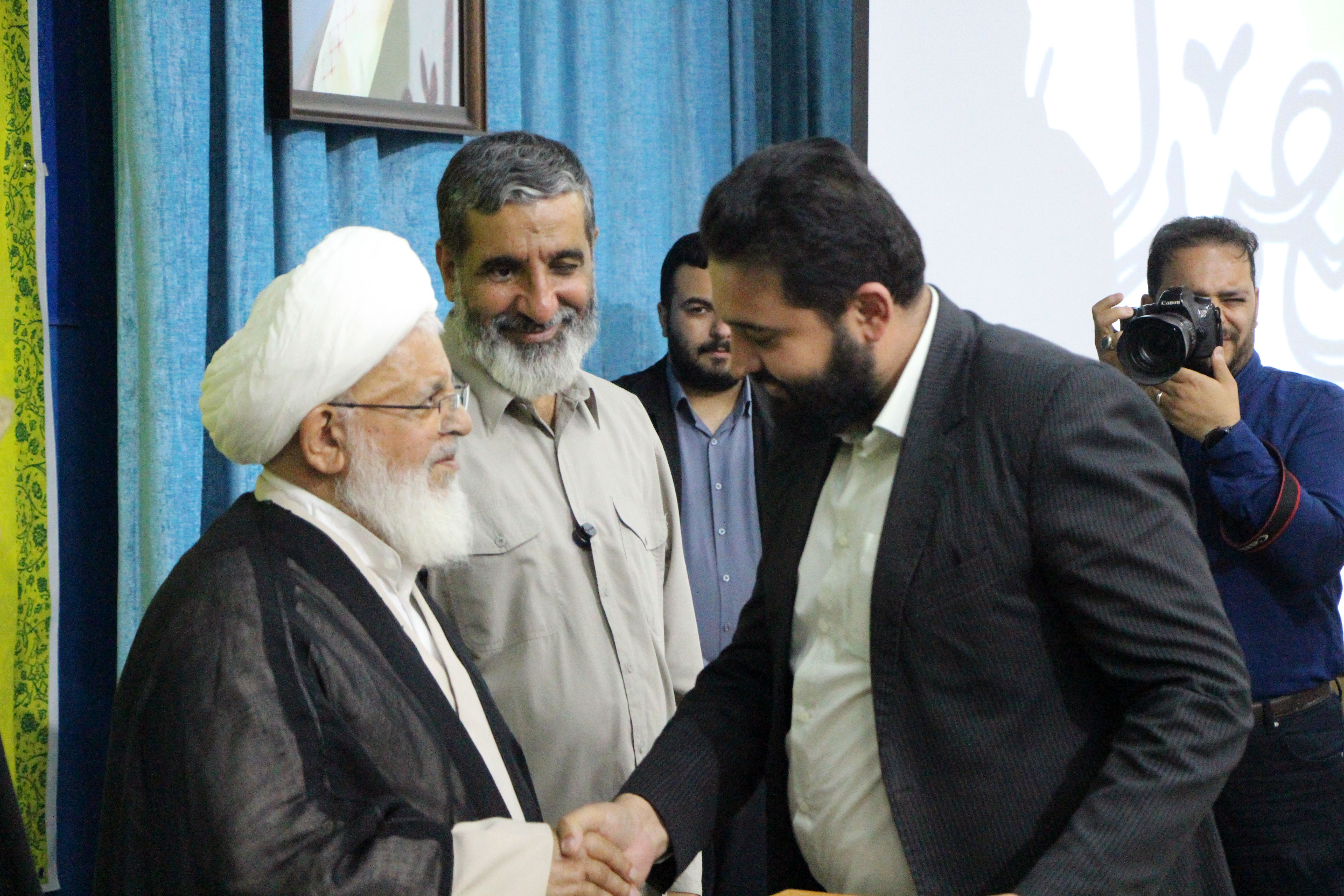 تجلیل از خیرین و فعالان کمک به جبهه مقاومت در دفتر امام جمعه یزد