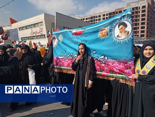 حماسه دانش‌آموزان مشهدی در روز ۱۳ آبان