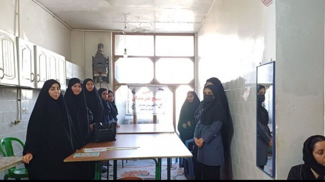 بازدید علمی دانش‌آموزان هنرستان معصومیه پلدختر از کارگاه خیاطی «شیک‌پوشان»