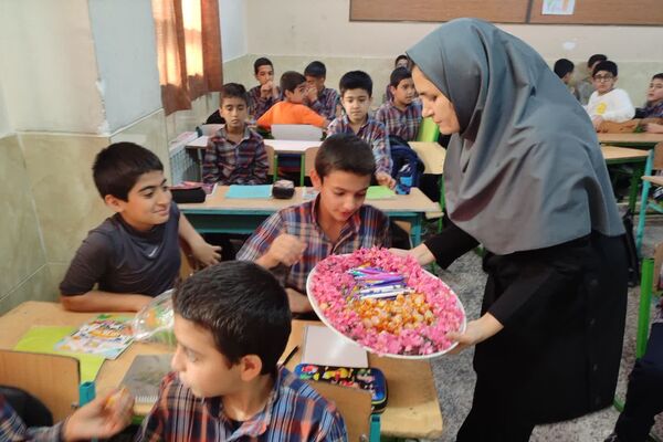  بزرگداشت روز دانش آموز در آموزشگاه معارف۶ شیراز 