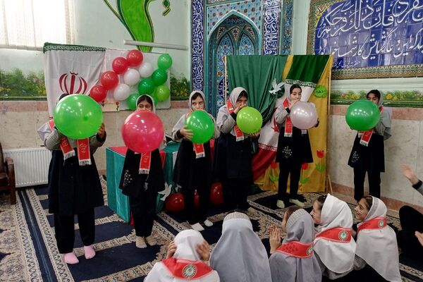 جشن پیروری انقلاب اسلامی در دبستان شهید آقچه‌لو رباط‌کریم