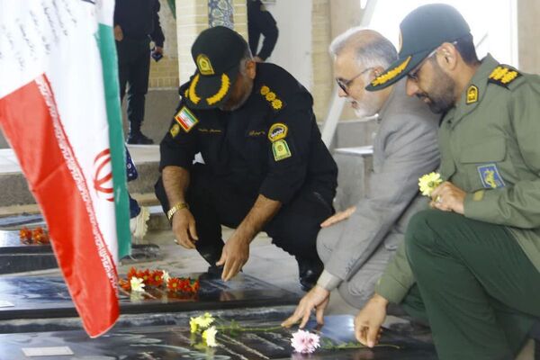 تجدید بیعت مسئولان فیروزکوه با آرمان‌های شهدا در دهه فجر