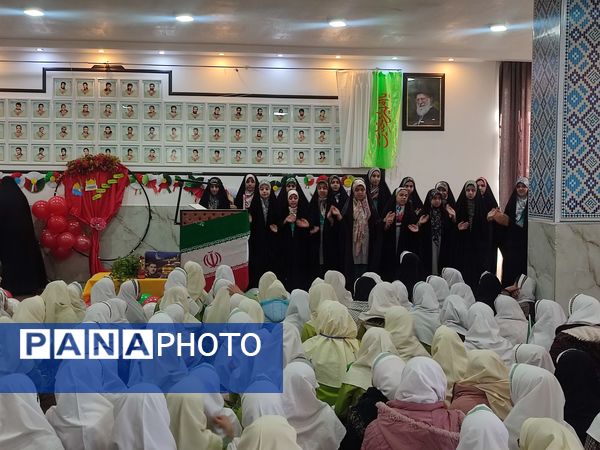 جشن انقلاب در دبستان شکوفه‌های انقلاب