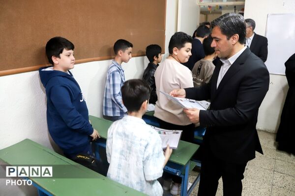 تجلیل مسئولان استانی از دانش‌آموزان و عوامل دبستان میقات به خاطر اقدام انسان‌دوستانه