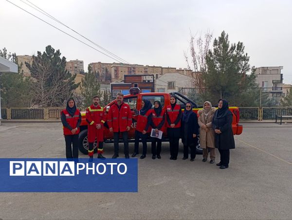 کارگاه آموزشی آشنایی با اصول ایمنی و اطفاء حریق در هنرستان آفرینش پردیس 